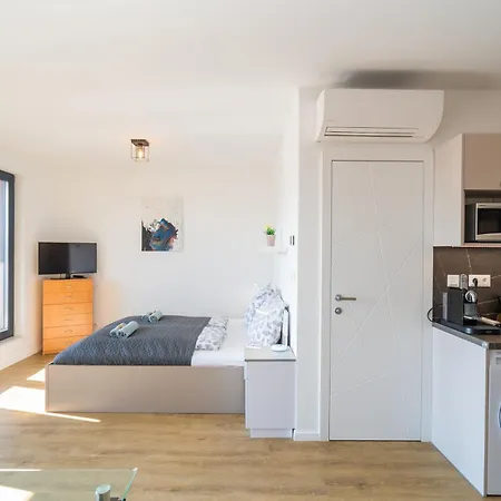 Apartament Scamard *